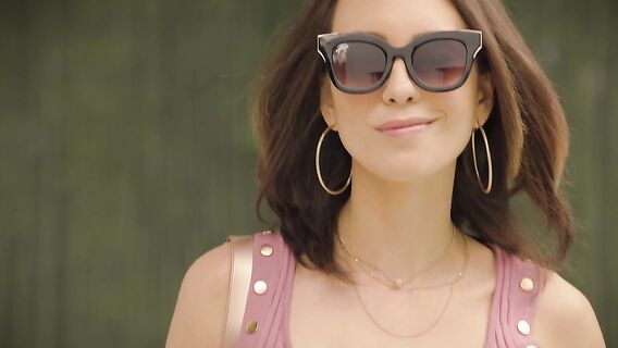 Негры выебали с двух сторон молодую брюнетку в чулках