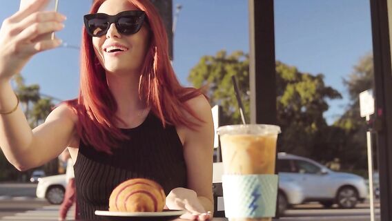 Темнокожий парень кончил в киску рыжей малышки