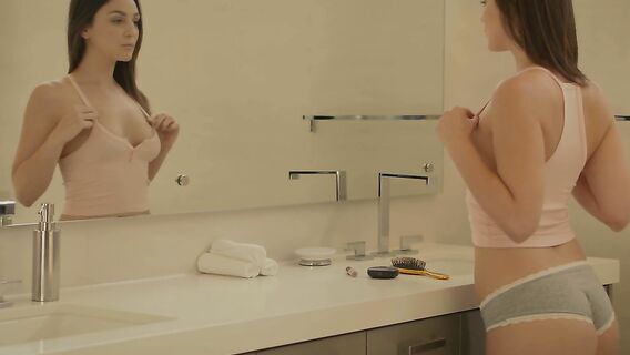 Лысый мужик изменил вставив член в молодую няню