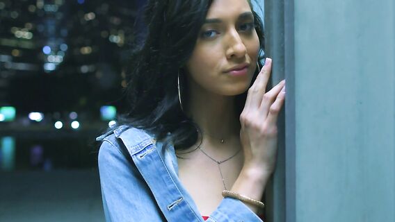 Большой член негра вошел в горло и пизду молодой брюнетки