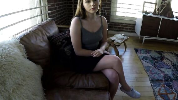 Юная шлюшка с красивой грудью ебется с клиентом