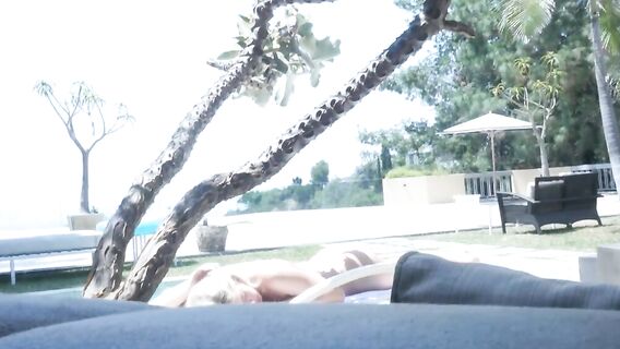 Большой член сводного брата в пизде загорелой блондинки