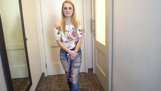 Сперма во рту юной блондинки после удачного кастинга