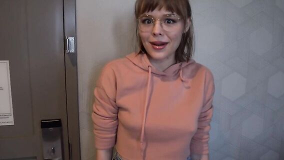 Малышка в очках отсосала и потрахалась на кастинге