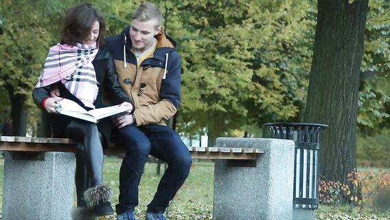 Красивый трах бритой киски брюнетки в сияющем чокере