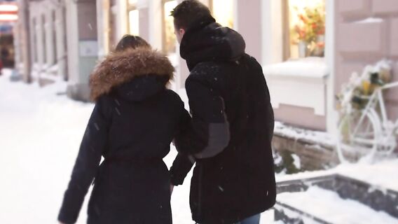 Юная русская малышка отдалась незнакомцу на его кухне