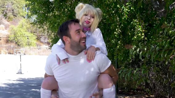 Молодая сводная сестра принимает сперму в рот на живот и лицо