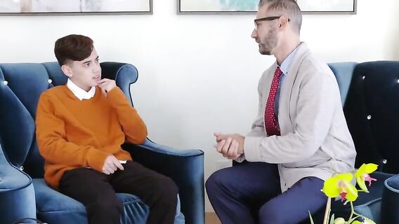 Сын помогает зрелой мачехе с большими сиськами забеременеть